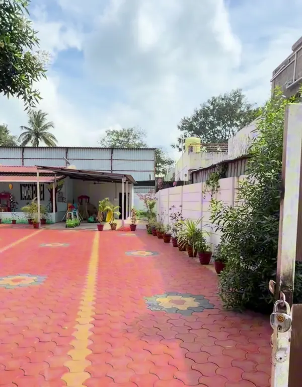 The courtyard at the Sangli Road branch